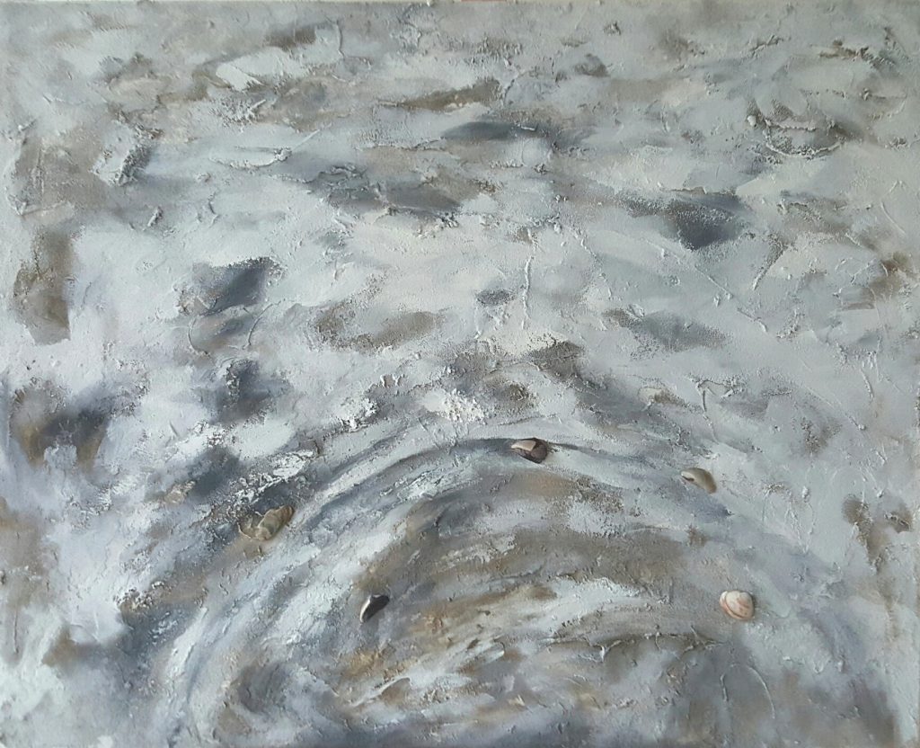 Figuratief abstract schilderij Branding 3 van Freek Steijsiger, acrylverf met schelpen en zand, grijs en wit.